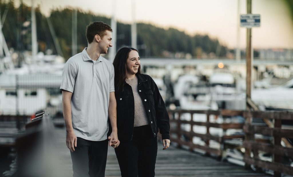 A couple walks along the Gig Harbor boardwalk